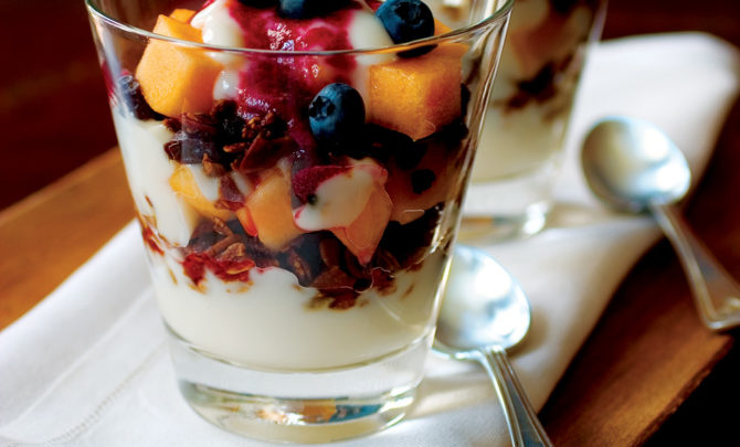 yogurt_and_granola_parfaits_with_blueberry_sauce_recipe