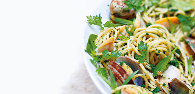 whole-wheat-spaghetti-clams-nature-alain-ducasse-recipe-food-diet-health-spry