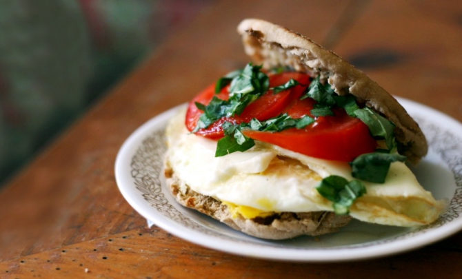 caprese-egg-sandwich-breakfast-tomato-basil-fresh-english-muffin-low-calorie-quick-health-spry