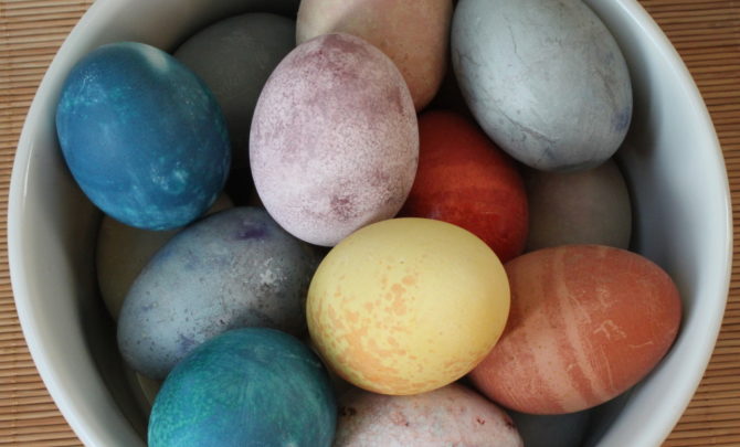 How to Dye Easter Eggs with Natural Dyes